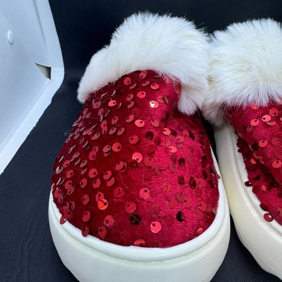 Women’s Slippers New - Picture 4 of 6